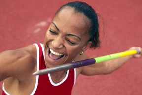 国王助教亲自参与投篮训练指导动作，国王助理教练