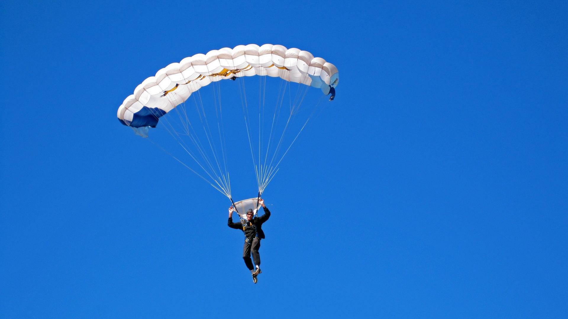 出发反应速度快，转身动作紧凑，动作反应快的成语