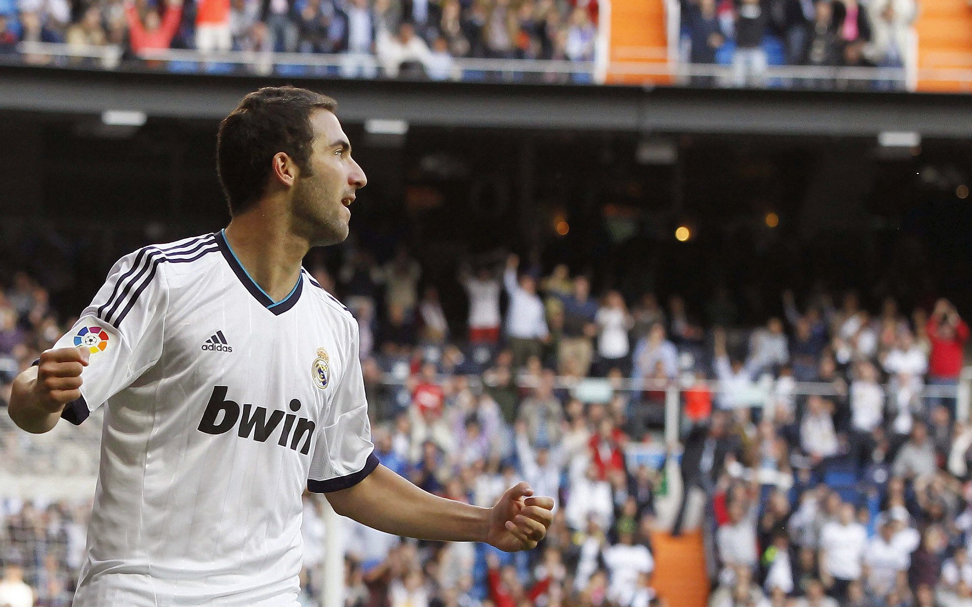 国王助教亲自参与投篮训练指导动作，国王助理教练